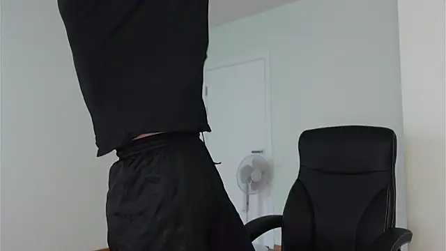 Snapshot of Logan_Fraser chatting on 10.22.25 Logan Fraser online show from 10.22.25