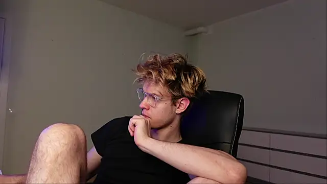 Snapshot of Logan_Fraser chatting on 10.23.25 Logan Fraser online show from 10.23.25