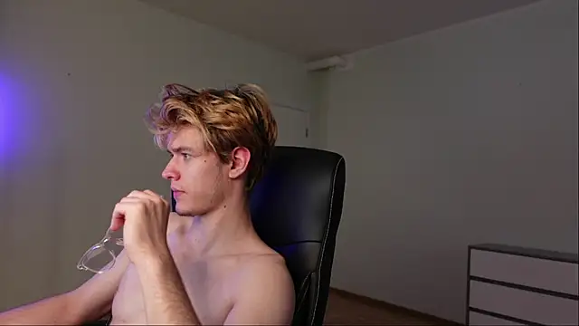 Snapshot of Logan_Fraser chatting on 10.25.25 Logan Fraser online show from 10.25.25