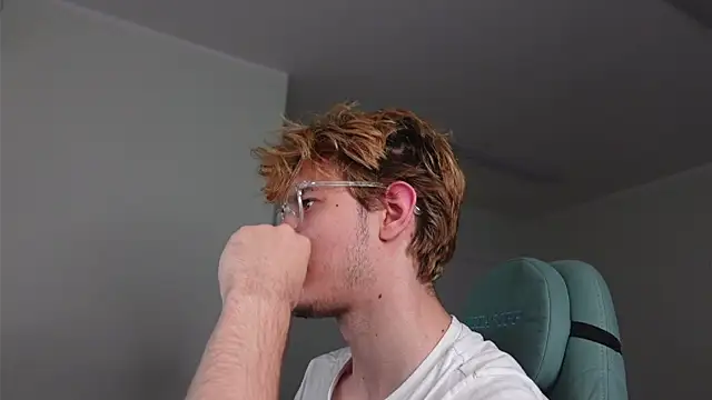 Snapshot of Logan_Fraser chatting on 10.29.25 Logan Fraser online show from 10.29.25