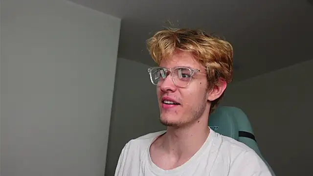 Snapshot of Logan_Fraser chatting on 10.30.25 Logan Fraser online show from 10.30.25