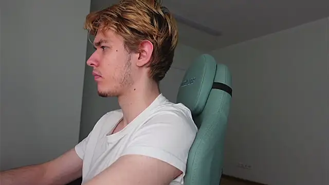 Snapshot of Logan_Fraser chatting on 11.01.25 Logan Fraser online show from 11.01.25