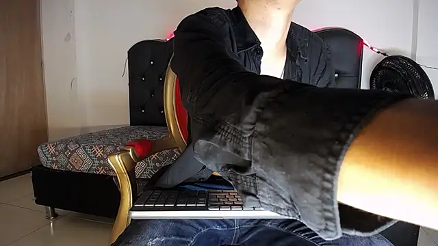 Snapshot of Charlie_Cock_ chatting on 11.02.25 Charlie Cock online show from 11.02.25