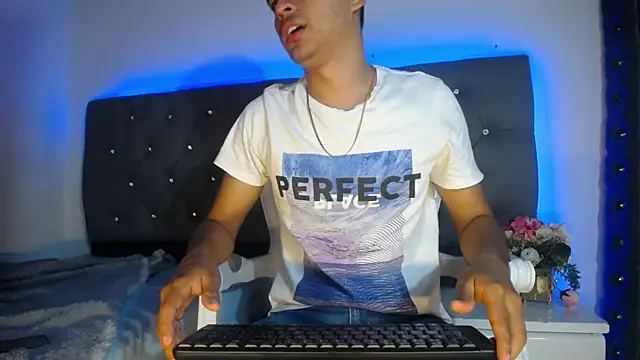 Snapshot of Charlie_Cock_ chatting on 11.05.25 Charlie Cock online show from 11.05.25