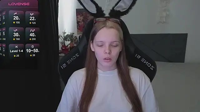 Luna Navy online show from 10.04.25