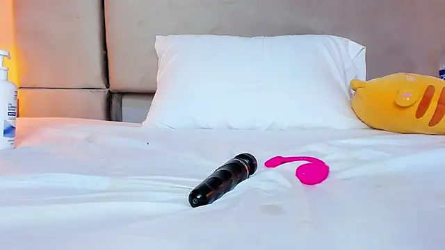 Snapshot of isabel_sofiaa chatting on 02.15.26 isabel sofiaa online show from 02.15.26