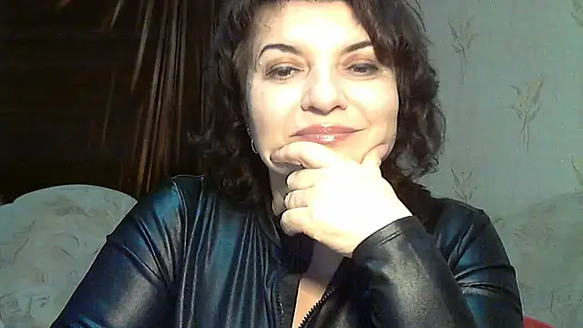 Snapshot of LedyNika chatting on 10.22.25 LedyNika online show from 10.22.25