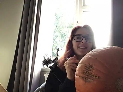 Snapshot of ivysplayhouse chatting on 10.29.25 ivysplayhouse online show from 10.29.25