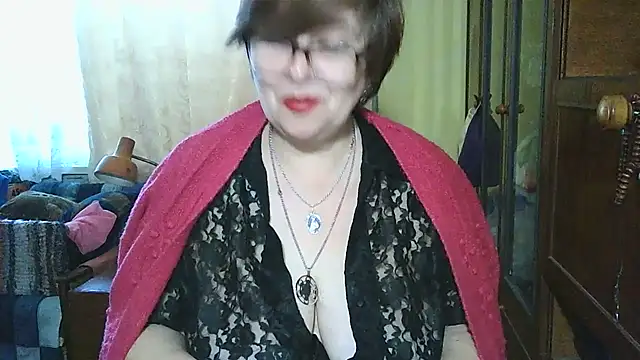 Snapshot of VeronicaGold511 chatting on 10.18.25 VeronicaGold511 online show from 10.18.25