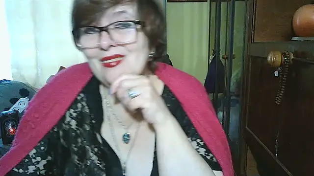 Snapshot of VeronicaGold511 chatting on 10.24.25 VeronicaGold511 online show from 10.24.25