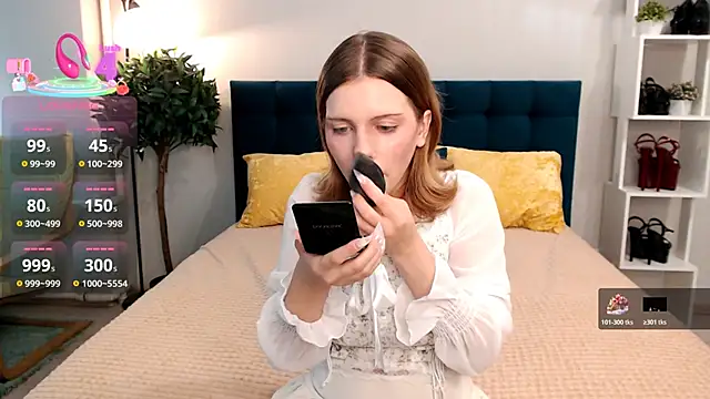 Snapshot of Enrujuvu_Vanpaia chatting on 10.17.25 Enrujuvu Vanpaia online show from 10.17.25