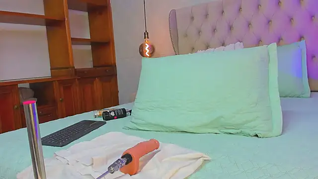 Snapshot of Tatihornyy chatting on 10.28.25 Tatihornyy online show from 10.28.25