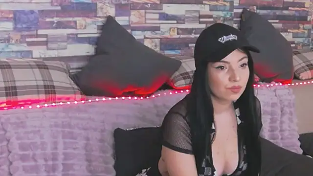 Snapshot of GrayLunna chatting on 10.23.25 GrayLunna online show from 10.23.25