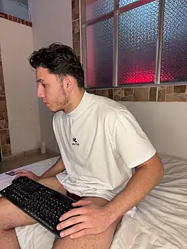 Snapshot of max_valiant1 chatting on 11.07.25 max valiant1 online show from 11.07.25