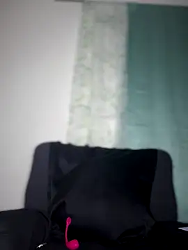 Snapshot of _foreigntitts chatting on 10.27.25 foreigntitts online show from 10.27.25