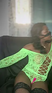 Snapshot of _foreigntitts chatting on 10.28.25 foreigntitts online show from 10.28.25