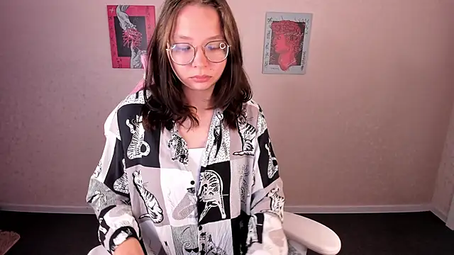 Noora Moore online show from 09.12.25
