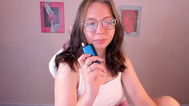 Noora Moore online show from 09.23.25