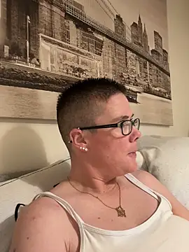 Snapshot of voluptuous-minx chatting on 12.16.25 voluptuous-minx online show from 12.16.25