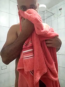 Snapshot of reisloko chatting on 10.31.25 reisloko online show from 10.31.25