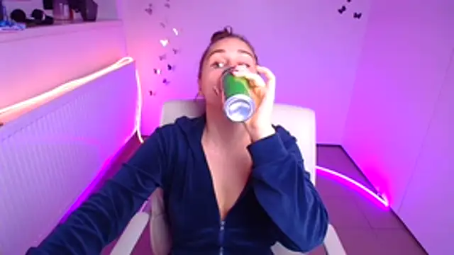 Snapshot of Stefanie_Sweet chatting on 10.28.25 Stefanie Sweet online show from 10.28.25