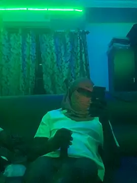 Snapshot of Calmnix_ chatting on 11.08.25 Calmnix online show from 11.08.25