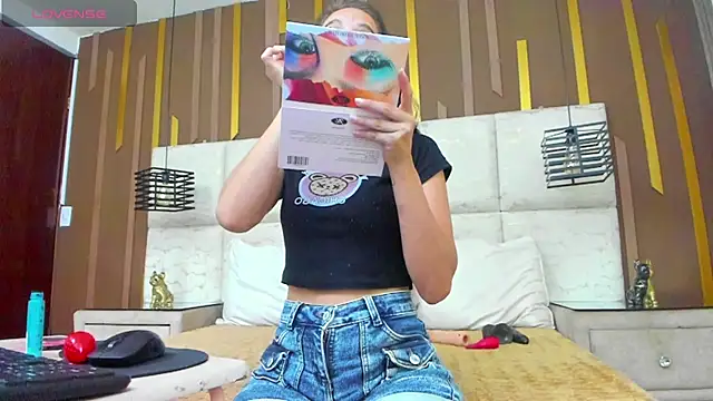 Snapshot of MiaCours chatting on 06.16.26 MiaCours online show from 06.16.26