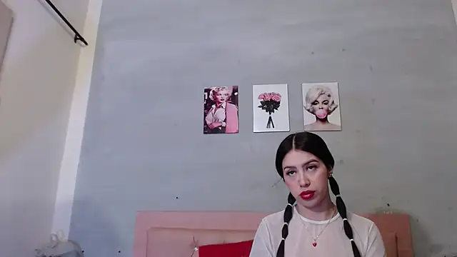 Snapshot of Olivia_Spear chatting on 10.18.25 Olivia Spear online show from 10.18.25