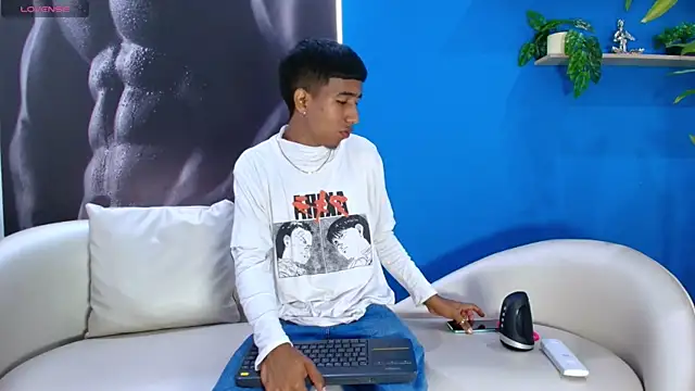 Snapshot of ender_h0t chatting on 10.08.25 ender h0t online show from 10.08.25