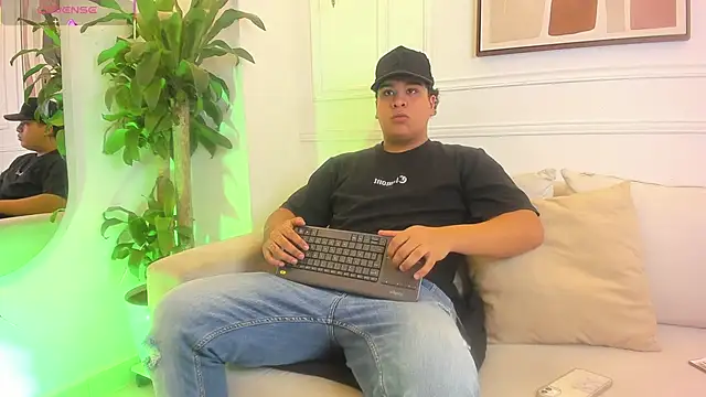 Snapshot of Naim_Bennetsex chatting on 09.25.25 Naim Bennetsex online show from 09.25.25