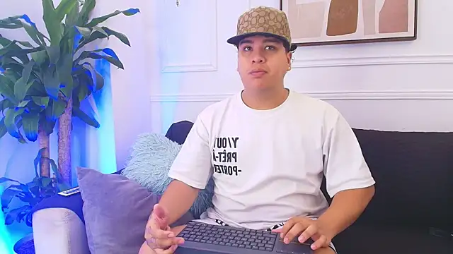 Snapshot of Naim_Bennetsex chatting on 10.13.25 Naim Bennetsex online show from 10.13.25