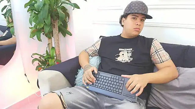 Snapshot of Naim_Bennetsex chatting on 10.21.25 Naim Bennetsex online show from 10.21.25