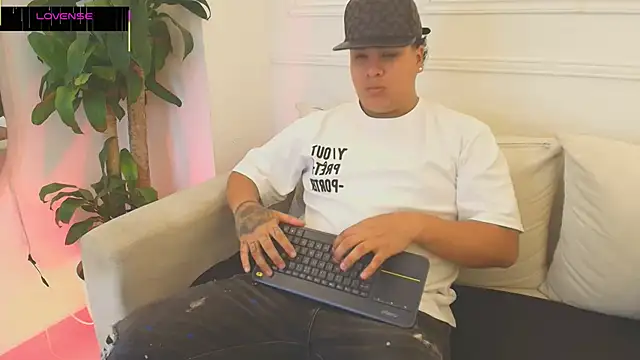 Snapshot of Naim_Bennetsex chatting on 10.25.25 Naim Bennetsex online show from 10.25.25