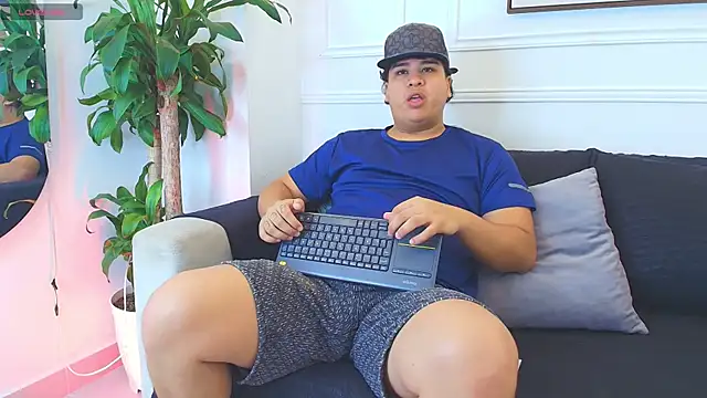 Snapshot of Naim_Bennetsex chatting on 10.29.25 Naim Bennetsex online show from 10.29.25