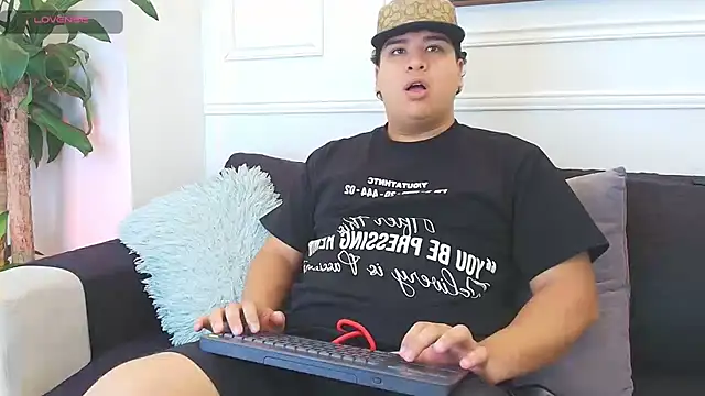 Snapshot of Naim_Bennetsex chatting on 11.01.25 Naim Bennetsex online show from 11.01.25