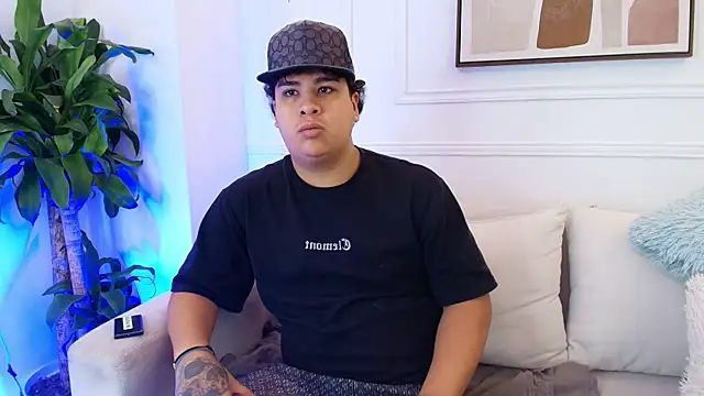 Snapshot of Naim_Bennetsex chatting on 11.04.25 Naim Bennetsex online show from 11.04.25