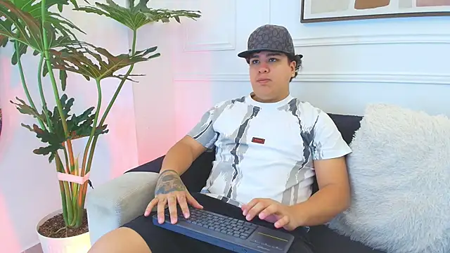 Snapshot of Naim_Bennetsex chatting on 11.07.25 Naim Bennetsex online show from 11.07.25