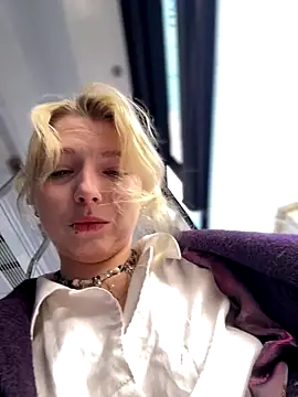 Snapshot of EveLittleSinner chatting on 09.28.25 EveLittleSinner online show from 09.28.25