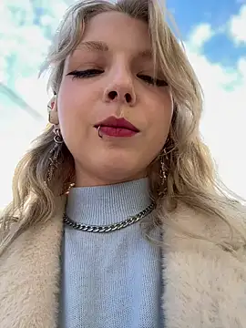 Snapshot of EveLittleSinner chatting on 10.07.25 EveLittleSinner online show from 10.07.25