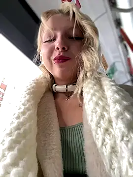 Snapshot of EveLittleSinner chatting on 10.13.25 EveLittleSinner online show from 10.13.25