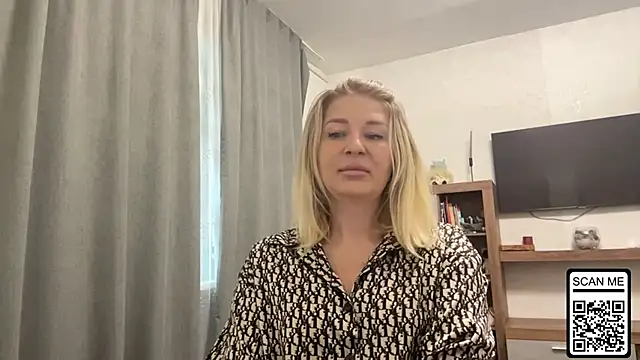 Snapshot of Blondie_xoxoxo chatting on 10.03.25 Blondie xoxoxo online show from 10.03.25