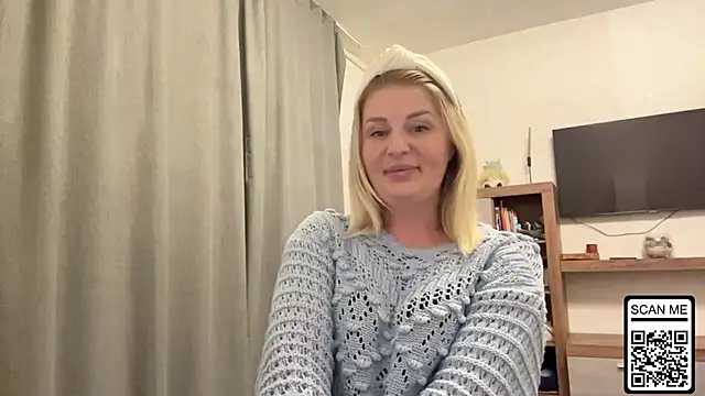 Snapshot of Blondie_xoxoxo chatting on 10.04.25 Blondie xoxoxo online show from 10.04.25