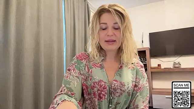 Snapshot of Blondie_xoxoxo chatting on 10.05.25 Blondie xoxoxo online show from 10.05.25