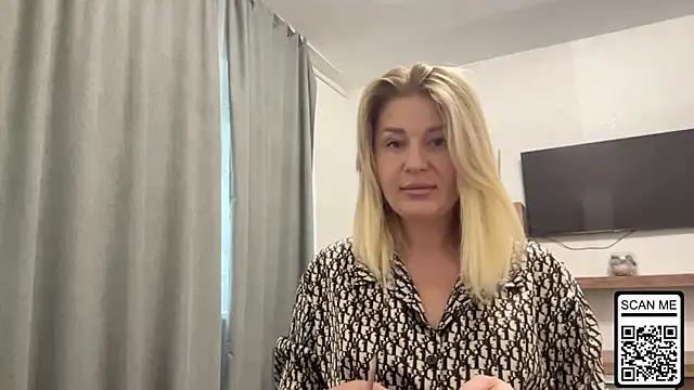 Snapshot of Blondie_xoxoxo chatting on 10.06.25 Blondie xoxoxo online show from 10.06.25