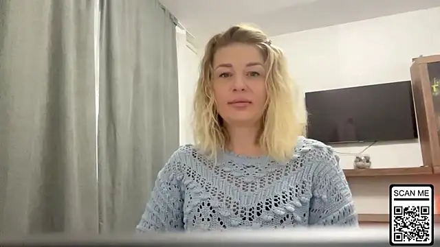 Snapshot of Blondie_xoxoxo chatting on 10.10.25 Blondie xoxoxo online show from 10.10.25