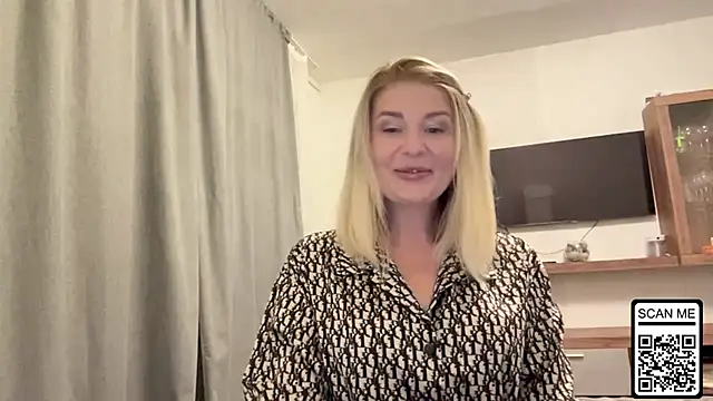 Snapshot of Blondie_xoxoxo chatting on 10.11.25 Blondie xoxoxo online show from 10.11.25