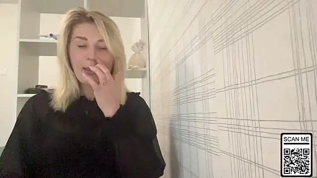 Snapshot of Blondie_xoxoxo chatting on 11.17.25 Blondie xoxoxo online show from 11.17.25