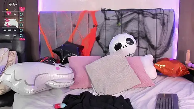 Snapshot of mily__18 chatting on 11.01.25 mily 18 online show from 11.01.25