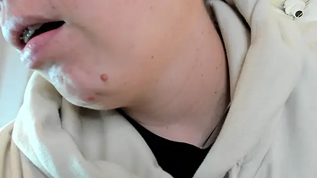 Snapshot of Ashley_Monroe chatting on 10.27.25 Ashley Monroe online show from 10.27.25