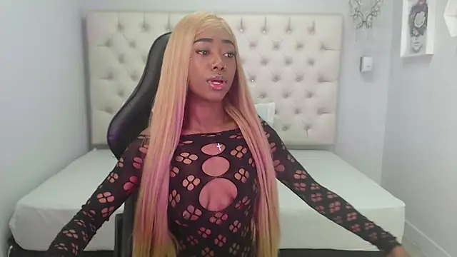 Snapshot of candyy_ebony chatting on 10.10.25 candyy ebony online show from 10.10.25